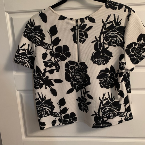 Black and white rose short sleeve blouse - Picture 2 of 3